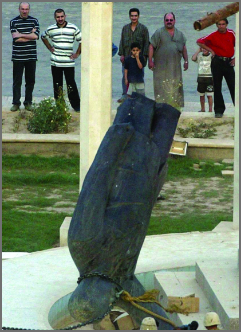 Saddam Statue being torn down - Right view